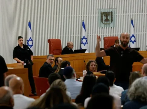 Разногласия между Левиным и прокуратурой: Высший суд справедливости сегодня вынесет решение по искам о расследовании военного