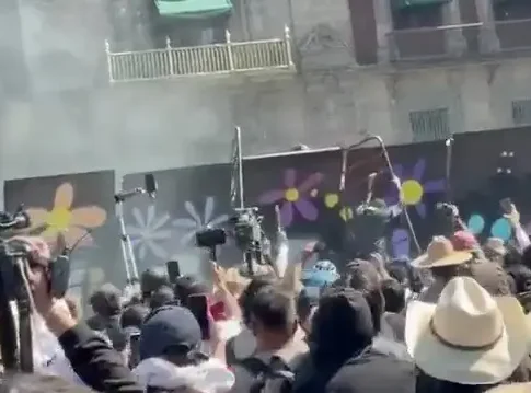 Протесты в Мехико: столкновения с полицией у Национального дворца