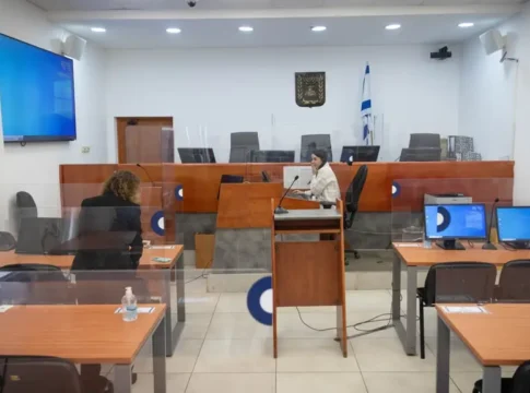 Нападение на полицейского в зале суда в Бат‑Яме: подозреваемый из Нетивот задержан