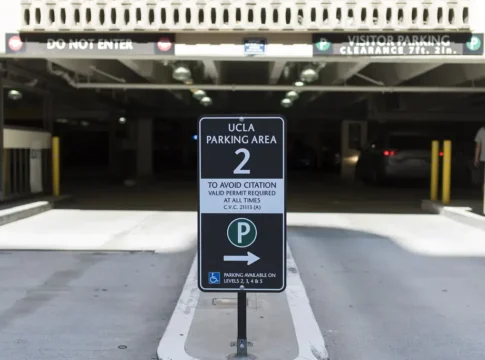 В UCLA существенно ограничат продажу дневных парковочных разрешений для студентов