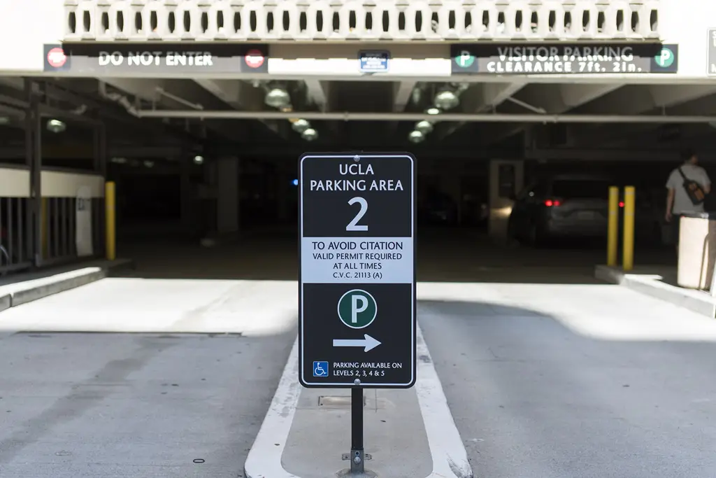 В UCLA существенно ограничат продажу дневных парковочных разрешений для студентов