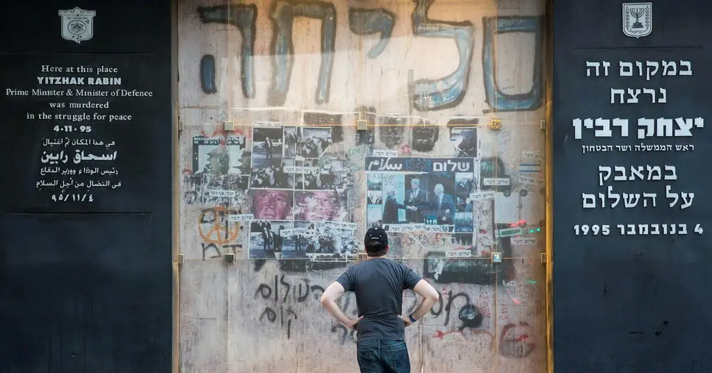 Граффити как живой памятник: от площади Рабина до площади заложников