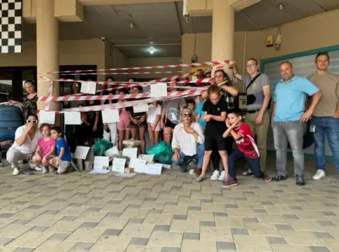 Учебный процесс в поселке Крамит снова парализован: родители протестуют