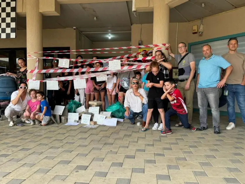 Учебный процесс в поселке Крамит снова парализован: родители протестуют