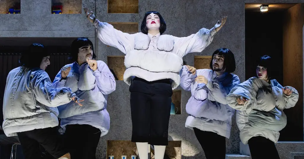 Опера «Крум» Ханоха Левина: от семейной драмы к возвышенной сцене