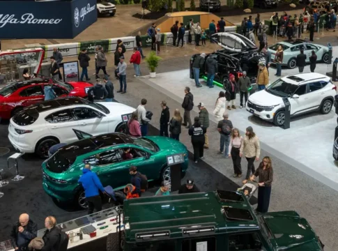 Автосалоны стимулируют продажи автомобилей, новые тарифы на детали могут облегчить нагрузку на производителей