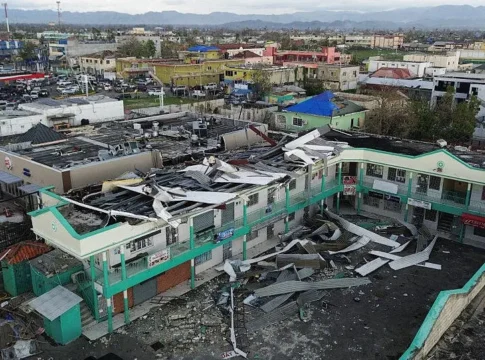 Усилия по оказанию помощи на Ямайке после урагана Мелисса продолжаются