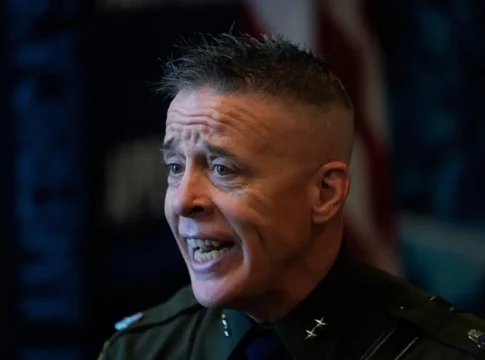 Глава иммиграционной операции в Чикаго защищает тактику агентов на фоне критики и поддержки Трампа