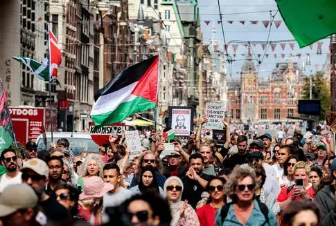 Отмена концерта Хануки в Амстердаме вызывает гнев: Израильские чиновники осуждают дискриминацию