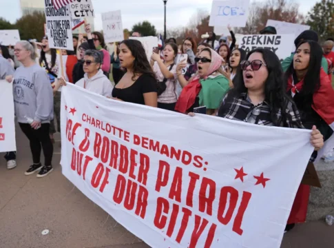 Федеральные иммиграционные власти расширяют операции на столицу Северной Каролины