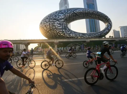 Тысячи велосипедистов захватили главную трассу Дубая в рамках ежегодного фитнес‑вызова