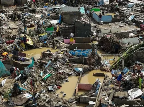 Филиппины готовятся к новому удару стихии после разрушений, вызванных тайфуном Калмеги