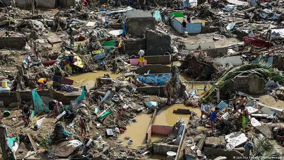 Филиппины готовятся к новому удару стихии после разрушений, вызванных тайфуном Калмеги