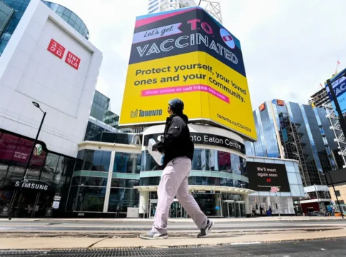 Пандемия COVID-19 подорвала доверие к общественному здравоохранению, считают эксперты