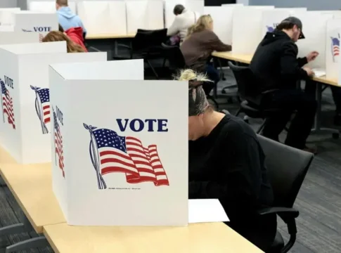 Исследование: чат-боты могут существенно влиять на политические взгляды избирателей