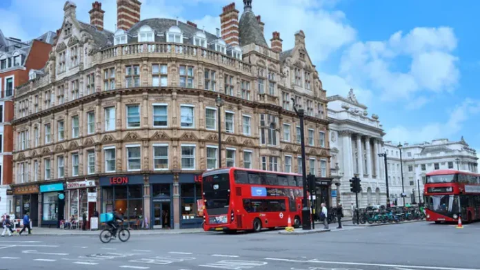 Жительница Лондона получит компенсацию от полиции за задержание с антиизраильским плакатом