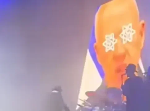 Шотландская группа Primal Scream вызвала гнев из-за антисемитского видеоряда на концерте