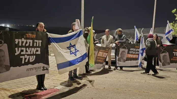 Резервисты Шомрона пикетировали дом Смотрича с требованием всеобщего призыва