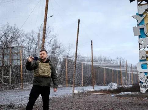 Зеленский посетил Купянск, Россия отвергла украинские мирные инициативы