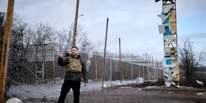 Зеленский посетил Купянск, Россия отвергла украинские мирные инициативы