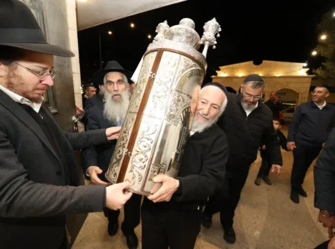 В ראשון לציון прошли торжества по случаю внесения свитка Торы, освящения дома учения и открытия ешивы