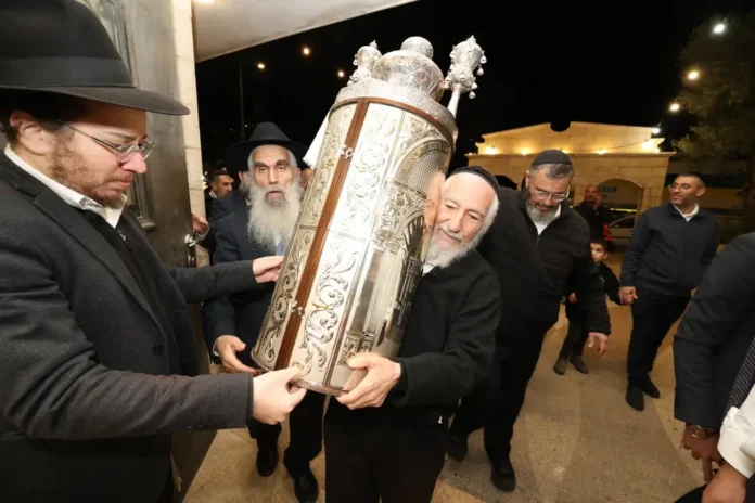 В ראשון לציון прошли торжества по случаю внесения свитка Торы, освящения дома учения и открытия ешивы