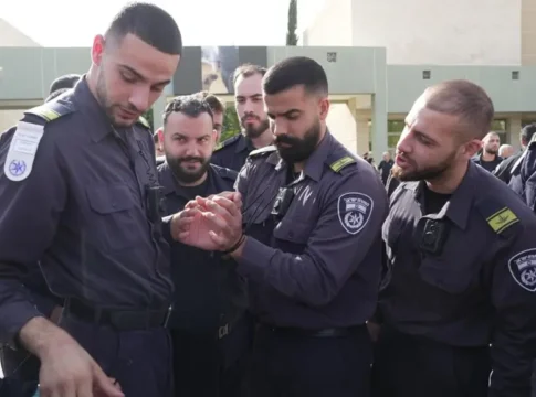 Израильская полиция начала публично призывать к возвращению захваченного в плен офицера