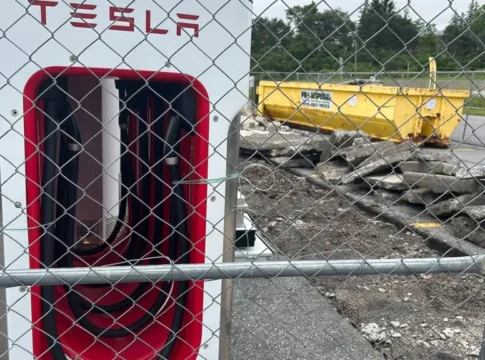 На трассе Пенсильвании в Сомерсете удвоили число зарядных станций для электромобилей