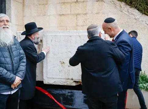Камень Стены Плача вернулся на историческое место