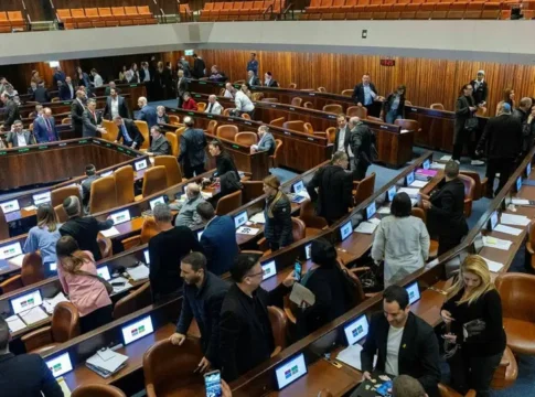 Депутат Кнессета предложил ограничить зарплаты госслужащих