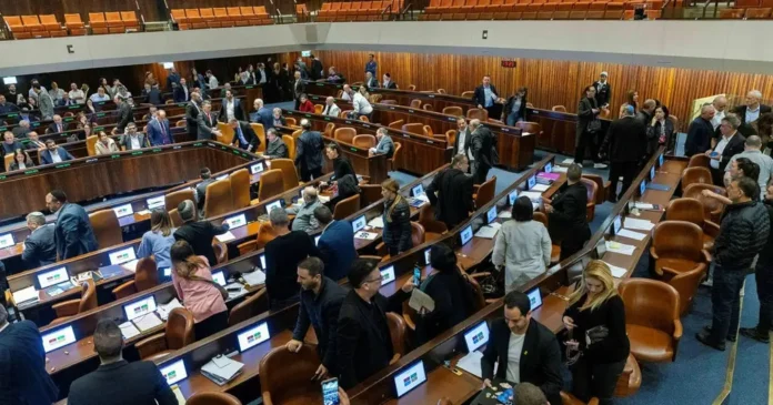 Депутат Кнессета предложил ограничить зарплаты госслужащих