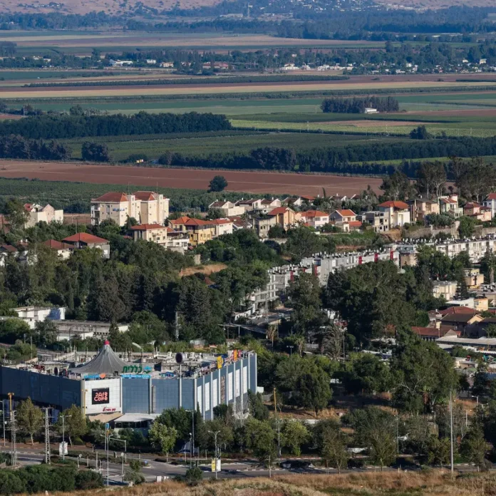 Жители Кирьят-Шмоны вышли на протест: «Мы вернулись домой, но всё ещё в состоянии ЧС»