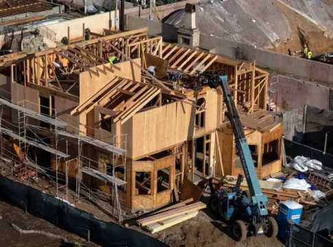 Рынок труда США: замедление роста найма на фоне инфляции и сокращения госрасходов