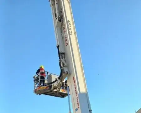 Рабочий получил тяжёлые травмы после падения на стройке в Маалоте, его эвакуировали с помощью крана