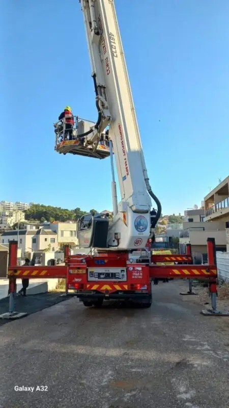 Рабочий получил тяжёлые травмы после падения на стройке в Маалоте, его эвакуировали с помощью крана