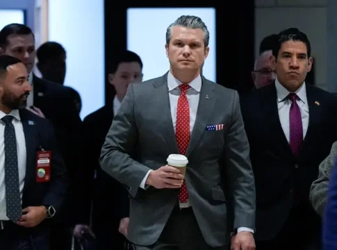 Сенат США утвердил оборонный бюджет в 901 миллиард долларов, требуя видео ударов по катерам