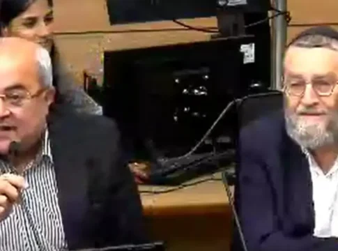 Иранские сообщения: израильские депутаты шутят о взломанных контактах Нафтали Беннета