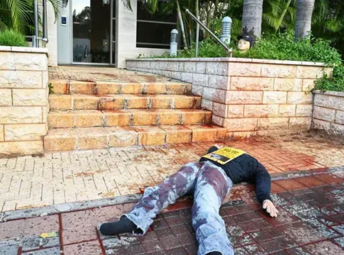 Необычная акция протеста: обезглавленные куклы у домов экс-главы Верховного суда и мэра Тель-Авива