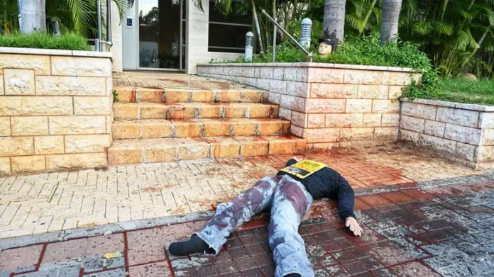 Необычная акция протеста: обезглавленные куклы у домов экс-главы Верховного суда и мэра Тель-Авива