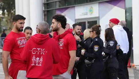 Фанаты «Хапоэль Тель-Авив» вышли на матч в футболках против полиции после решения БАГАЦ