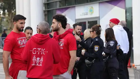 Фанаты «Хапоэль Тель-Авив» вышли на матч в футболках против полиции после решения БАГАЦ