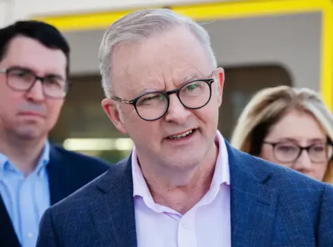 Глава правительства Австралии встретил гнев толпы на траурной церемонии в Сиднее