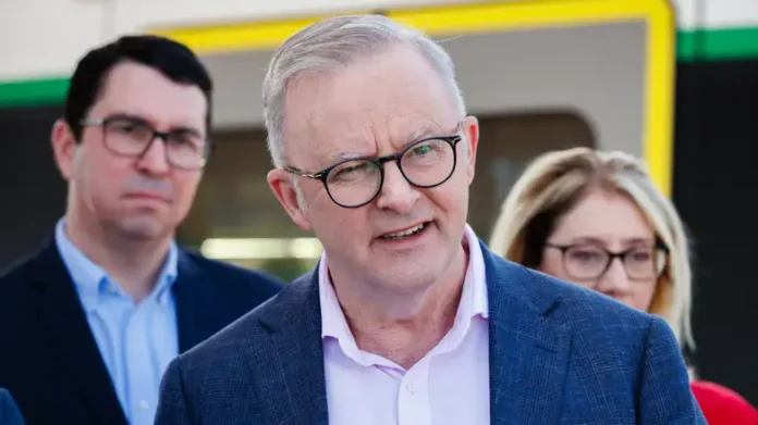 Глава правительства Австралии встретил гнев толпы на траурной церемонии в Сиднее