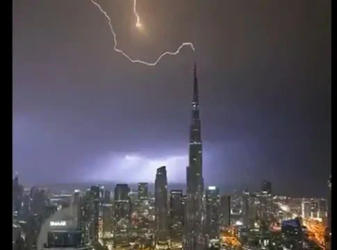Молния ударила в вершину Бурдж-Халифы: драматические кадры