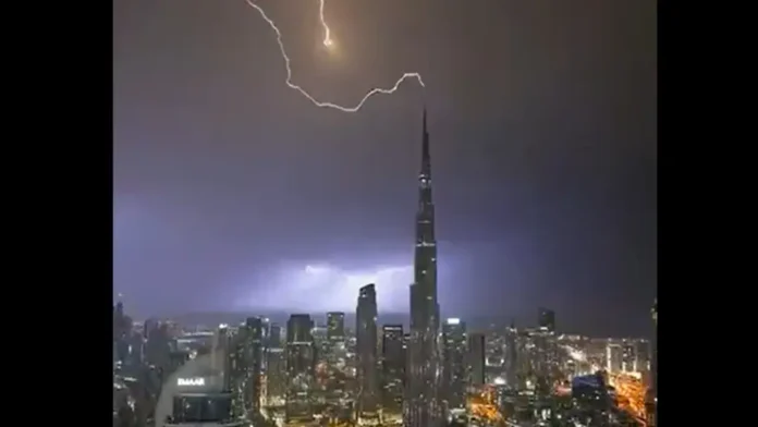 Молния ударила в вершину Бурдж-Халифы: драматические кадры