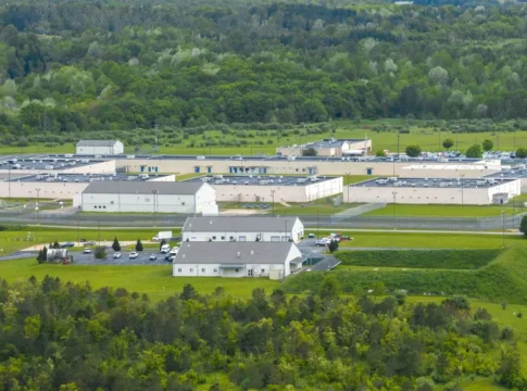 Эритреец умер в центре для мигрантов в США