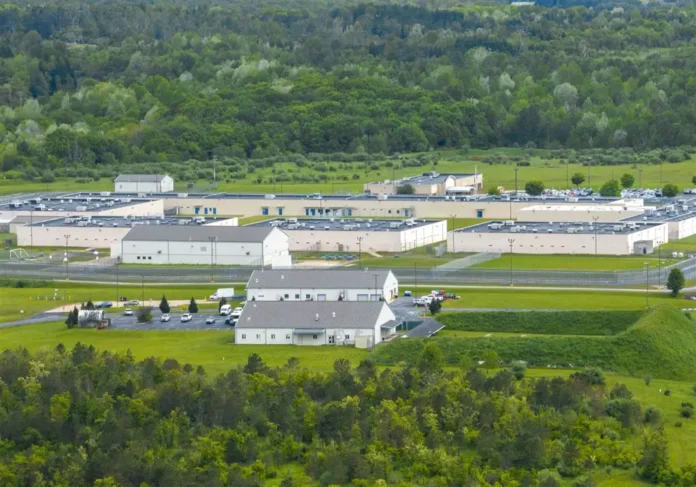 Эритреец умер в центре для мигрантов в США