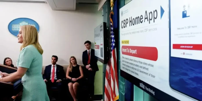 США утроили выплаты за добровольную депортацию: $3000 и билет