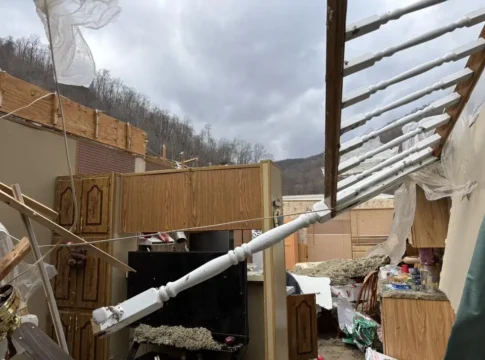 Мощный шторм обрушился на Западную Вирджинию: десятки домов разрушены