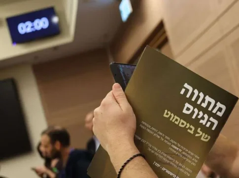 Закон о призыве: Ганц обвиняет Бисмута во лжи